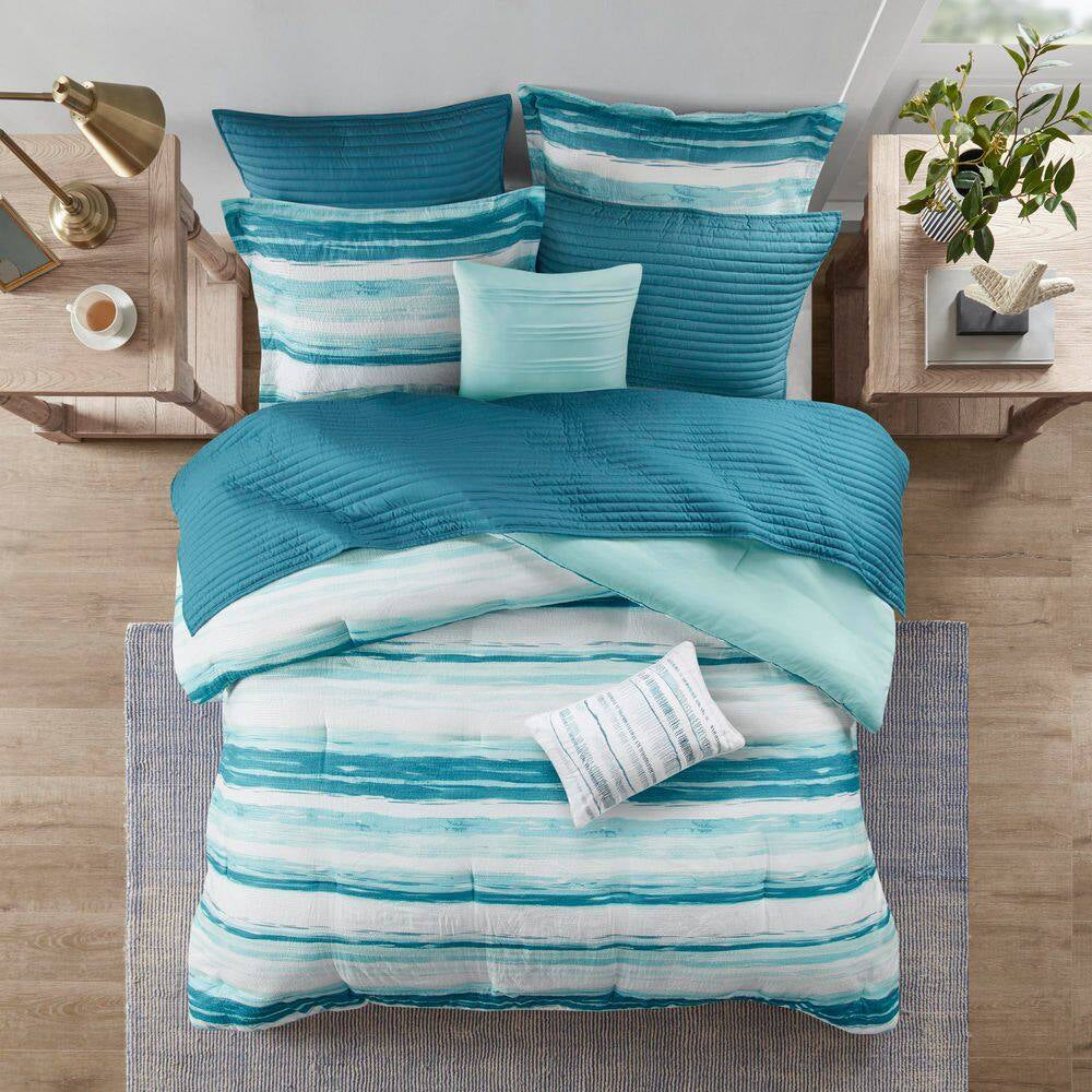 Marina Azure bedding set - Detail of coordinating quilt and pillow arrangement